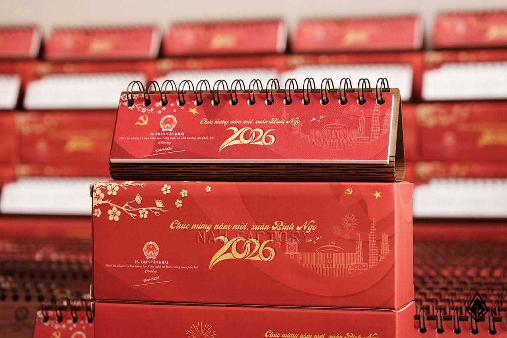 Lịch gỗ form ngang | Tùy chỉnh tờ lịch và hộp quà