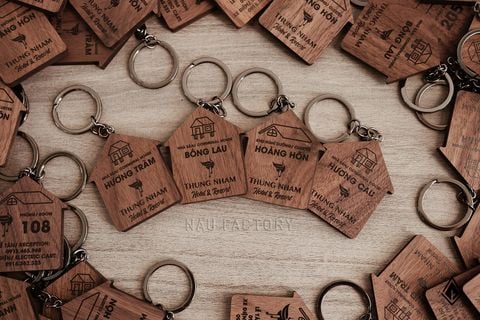 Móc khóa gỗ Walnut | In tên thương hiệu và số phòng