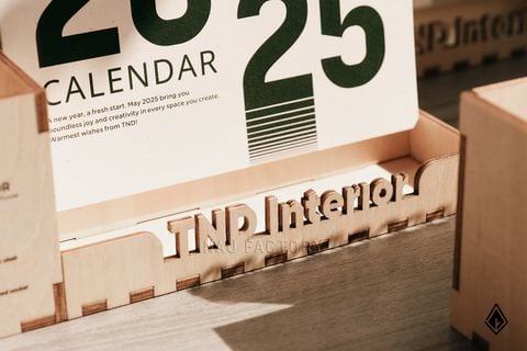 Lịch gỗ Maple đa năng - Cắt nổi 3D tên doanh nghiệp