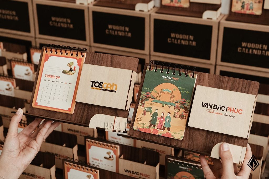 Lịch gỗ khay bút - 13 tờ lịch thiết kế riêng