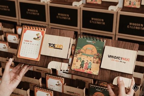 Lịch gỗ khay bút - 13 tờ lịch thiết kế riêng