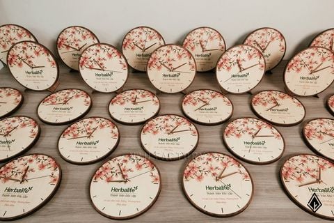 Đồng hồ gỗ để bàn | Họa tiết hoa đào & logo thương hiệu