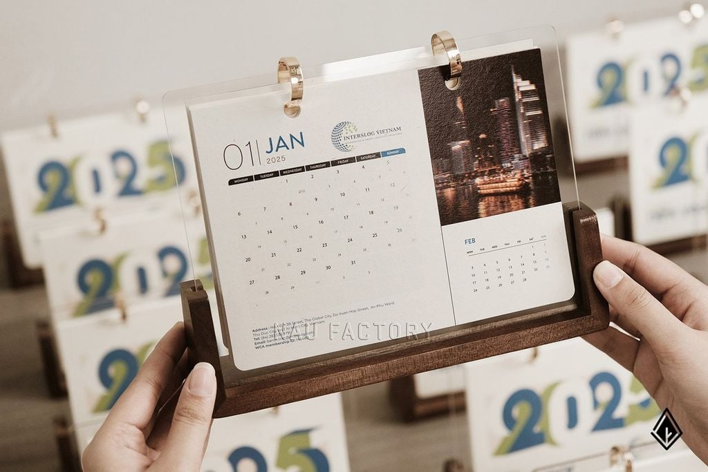 Lịch gỗ chữ U thiết kế | Đế gỗ Walnut nguyên khối sang trọng