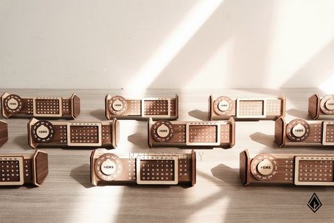 Lịch gỗ vạn niên - Logo in UV không phai