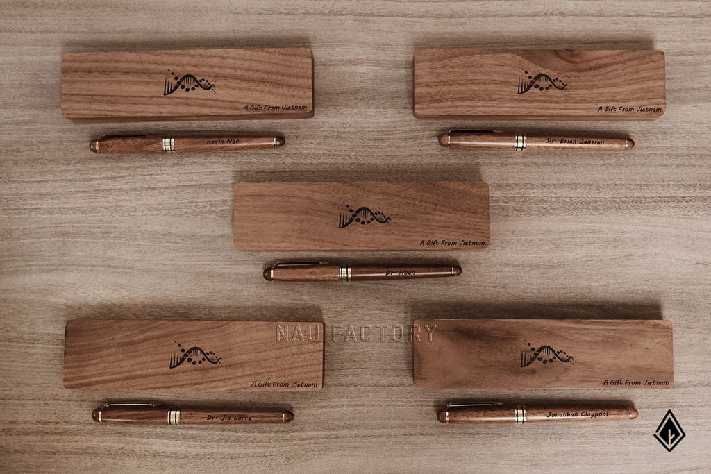 Set bút và hộp bút gỗ Walnut | Khắc logo và tên của từng cá nhân