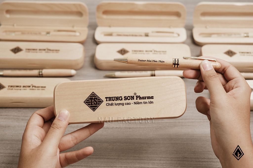 Set bút và hộp bút gỗ | Tùy chỉnh thông điệp theo yêu cầu