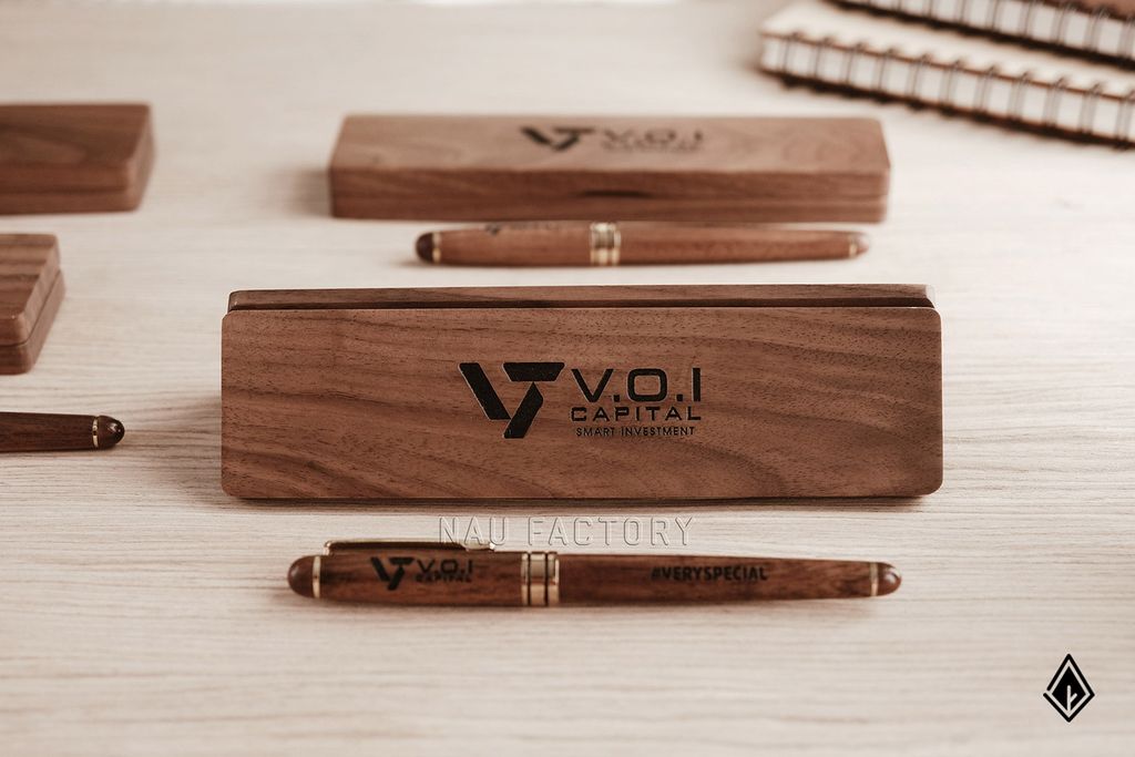 Set bút và hộp bút gỗ Walnut | Logo và tên thương hiệu khắc laser theo yêu cầu