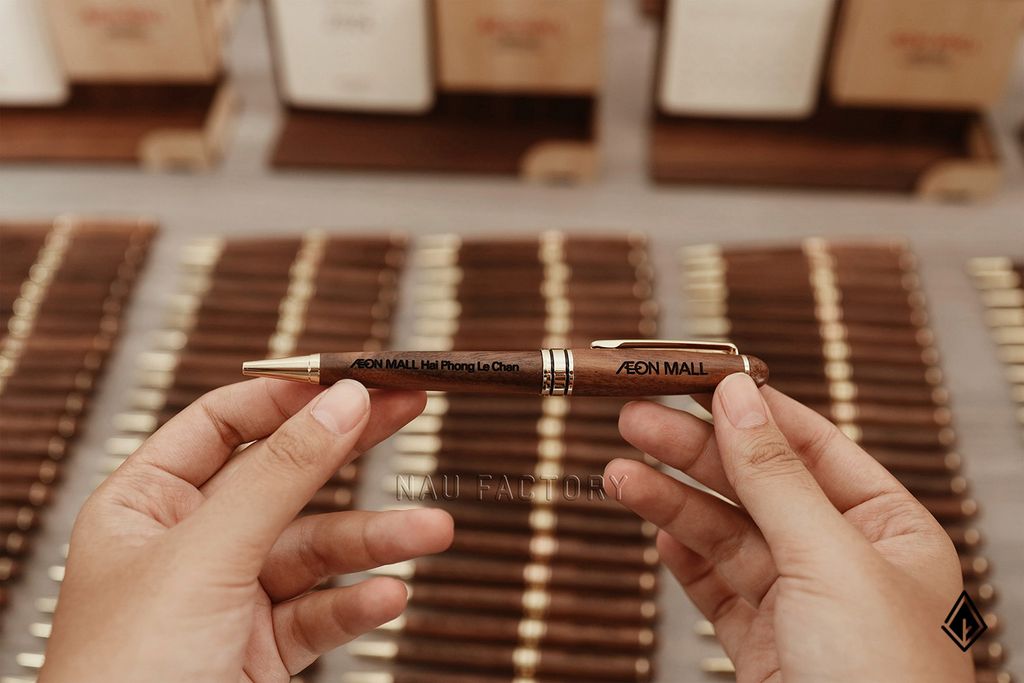 Bút gỗ Walnut khắc tên