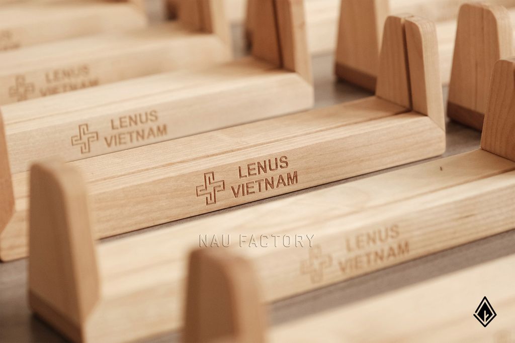 Đế lịch chữ U gỗ Maple | Khắc logo theo yêu cầu