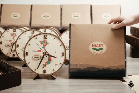 Đồng hồ gỗ bản đồ Việt Nam | Dán nổi logo thương hiệu