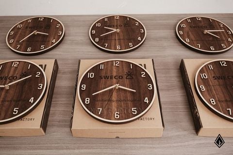 Đồng hồ gỗ Walnut | In logo doanh nghiệp theo yêu cầu