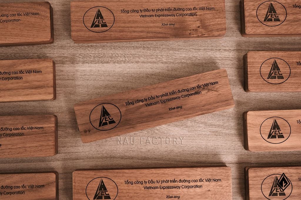 Hộp bút gỗ Walnut | Khắc chữ/logo trên mặt hộp theo yêu cầu