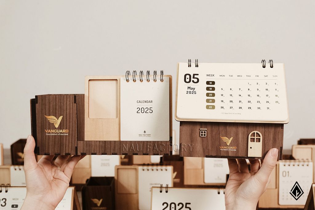 Lịch gỗ ngôi nhà và Lịch gỗ khung ảnh - In UV logo doanh nghiệp