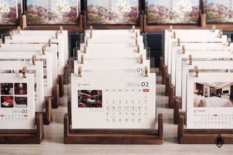Lịch gỗ chữ U Walnut | Cá nhân hóa nội dung tờ lịch
