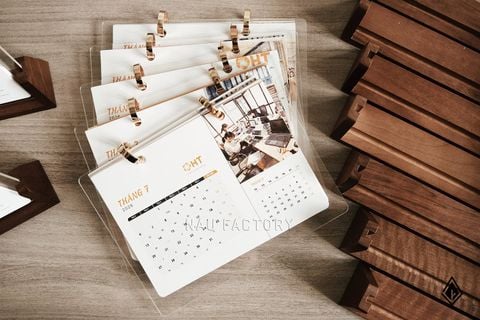 Lịch gỗ chữ U gỗ Walnut | 13 tờ lịch thiết kế riêng