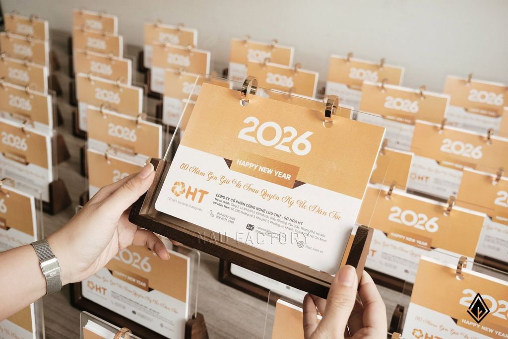 Lịch gỗ chữ U gỗ Walnut | 13 tờ lịch thiết kế riêng