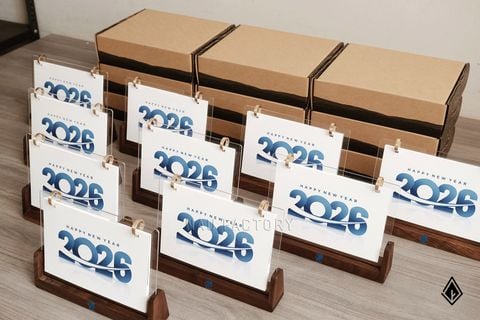 Lịch gỗ chữ U | Logo hiện diện đồng bộ từ đế gỗ đến 13 tờ lịch