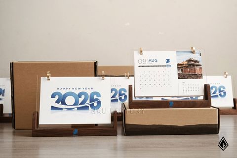 Lịch gỗ chữ U | Logo hiện diện đồng bộ từ đế gỗ đến 13 tờ lịch