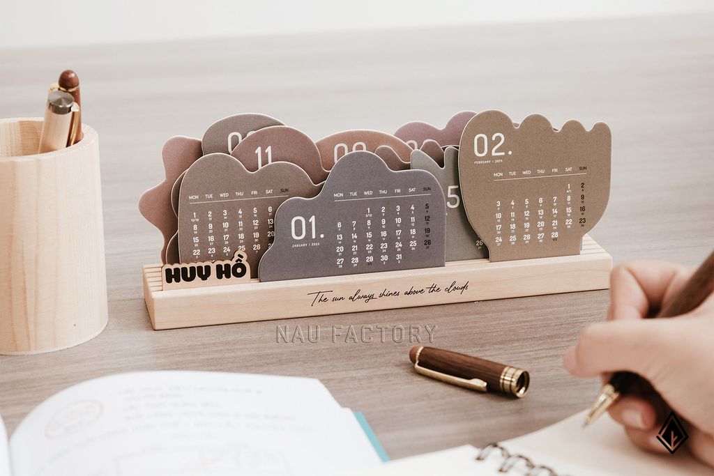 Lịch đám mây | Cá nhân hóa với đế gỗ & tag gỗ in tên