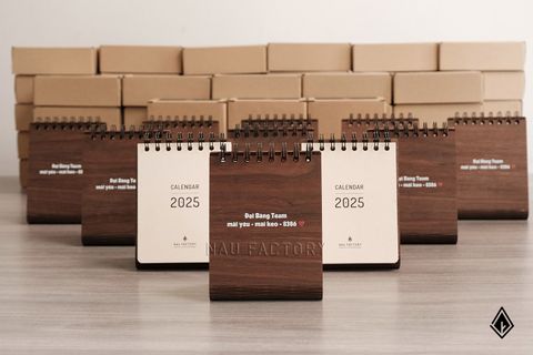 Lịch gỗ chữ A form đứng | In UV lên đế lịch theo yêu cầu