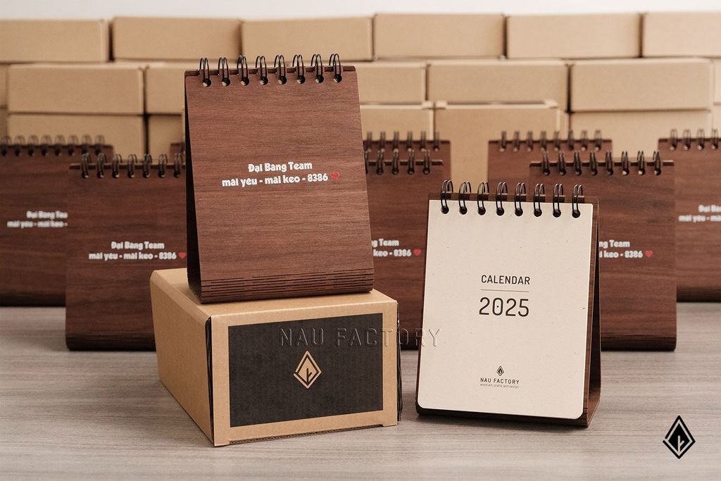 Lịch gỗ chữ A form đứng | In UV lên đế lịch theo yêu cầu