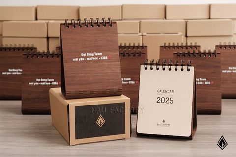 Lịch gỗ chữ A form đứng | In UV lên đế lịch theo yêu cầu