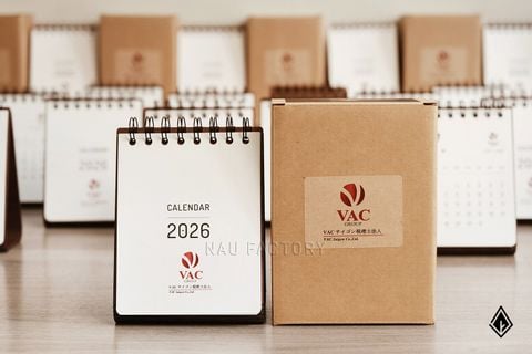 Lịch gỗ form đứng | Logo hiện diện tinh tế trên lịch và hộp quà