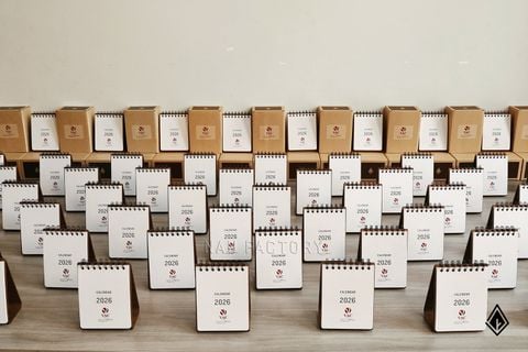 Lịch gỗ form đứng | Logo hiện diện tinh tế trên lịch và hộp quà