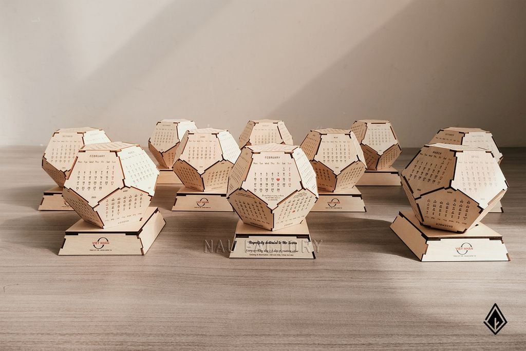 Lịch gỗ đa giác Beech | Tùy chỉnh nội dung in lên đế gỗ theo yêu cầu