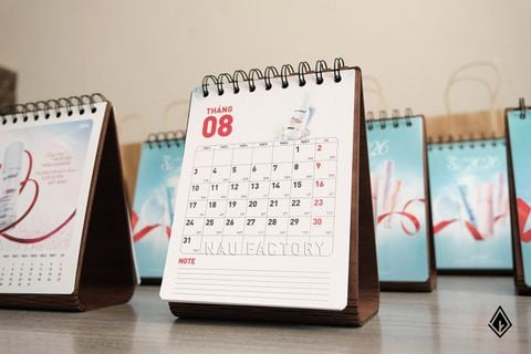Lịch gỗ form đứng | Bộ lịch in riêng theo yêu cầu