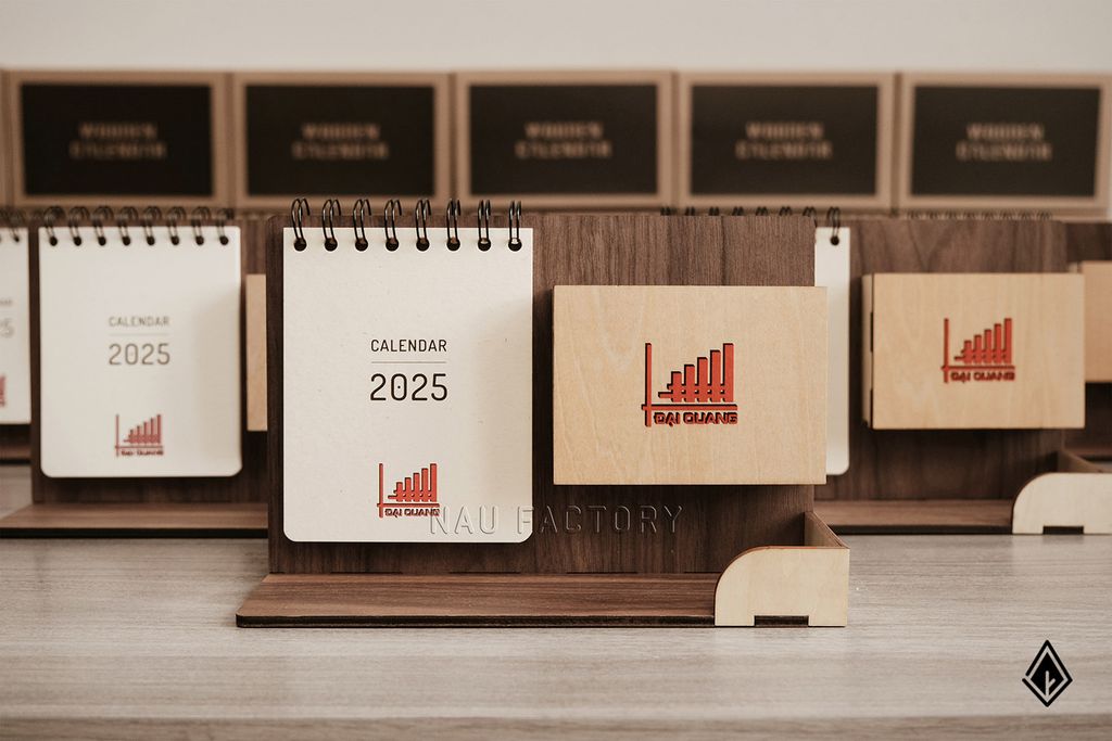 Lịch gỗ khay bút - In logo lên 13 tờ lịch & khay bút