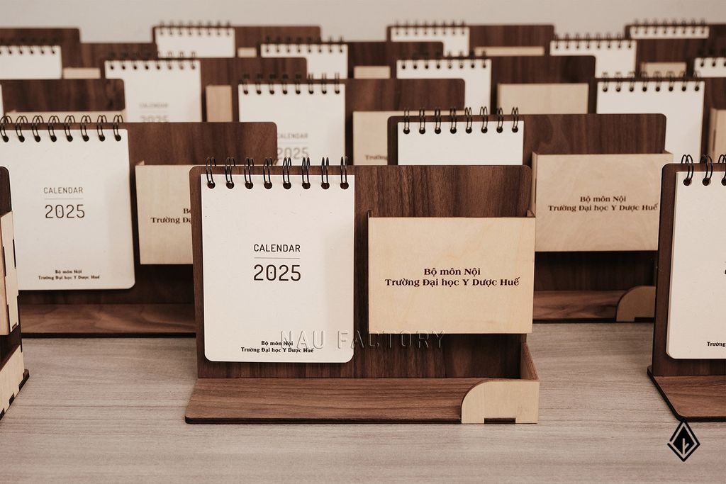 Lịch gỗ khay bút - Họa tiết chữ/logo in theo yêu cầu