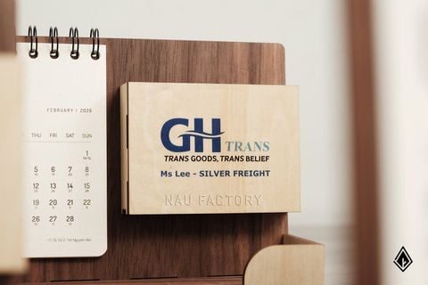 Lịch gỗ khay bút | Logo và tên người nhận được in UV sắc nét