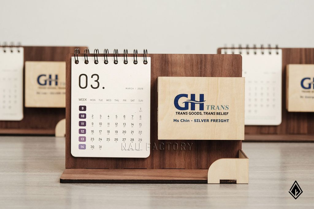 Lịch gỗ khay bút | Logo và tên người nhận được in UV sắc nét