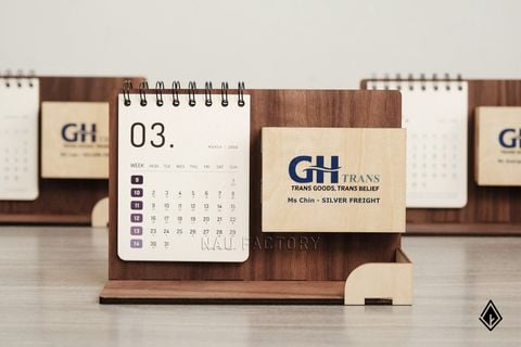 Lịch gỗ khay bút | Logo và tên người nhận được in UV sắc nét