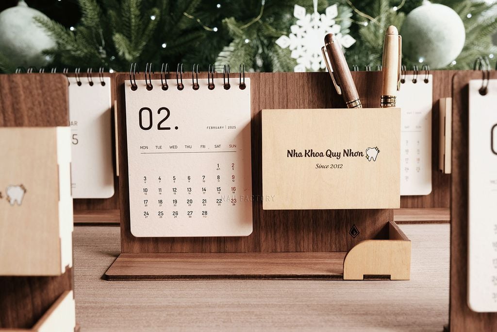Lịch gỗ khay bút - In logo và năm thành lập