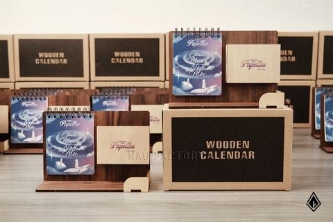 Lịch gỗ khay bút | Thiết kế bìa lịch, kết hợp in logo tinh tế