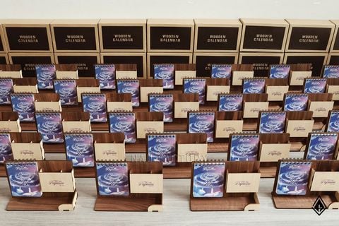 Lịch gỗ khay bút | Thiết kế bìa lịch, kết hợp in logo tinh tế