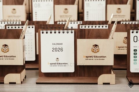 Lịch gỗ khay bút | In logo và tên thương hiệu sống động