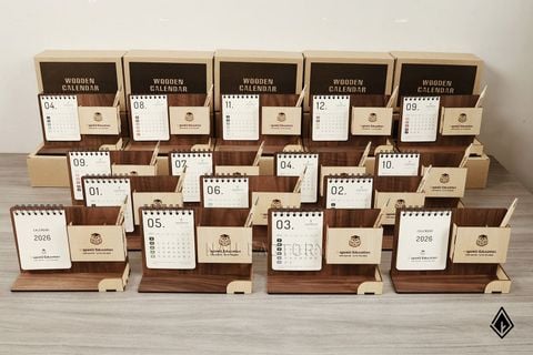 Lịch gỗ khay bút | In logo và tên thương hiệu sống động