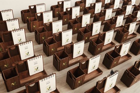 Lịch gỗ khung ảnh Walnut - Khay bút và tờ lịch in logo doanh nghiệp