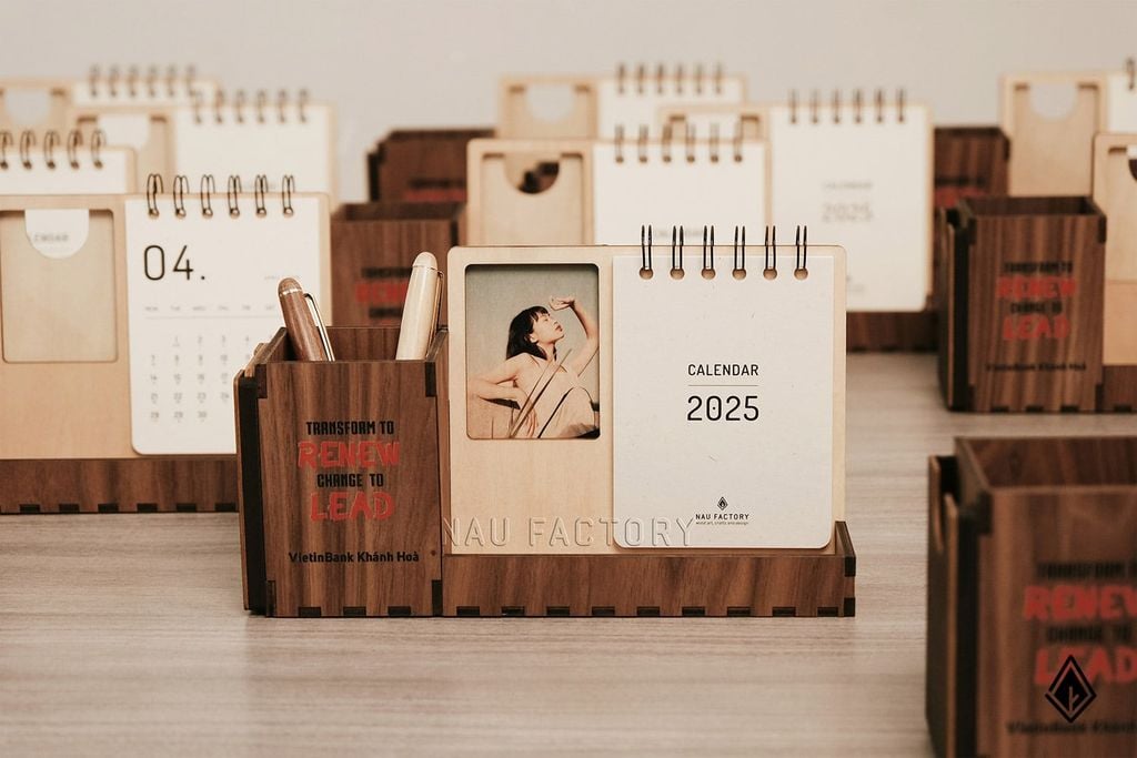 Lịch gỗ khung ảnh - In UV không phai trên khay bút