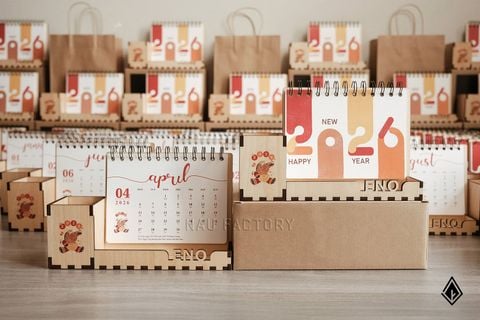 Lịch gỗ hộp bút | Cắt shape tên thương hiệu tạo điểm nhấn