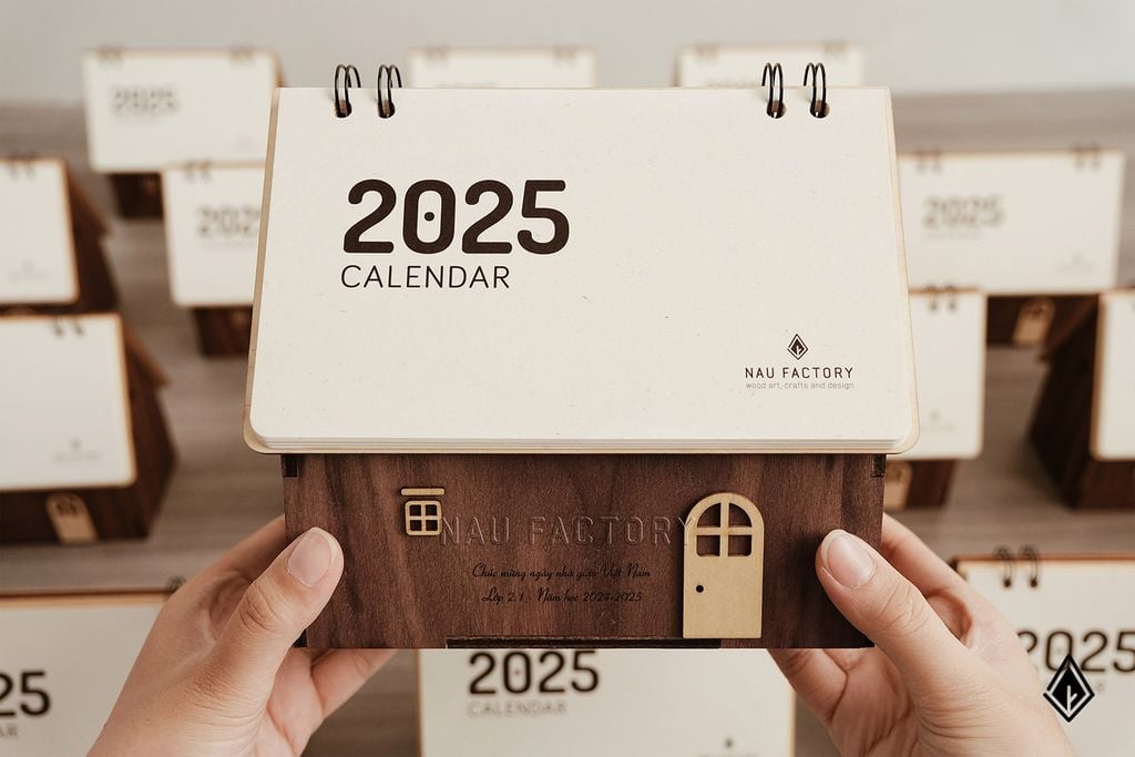 Lịch gỗ ngôi nhà Walnut - Truyền tải ý nghĩa qua lời chúc in UV