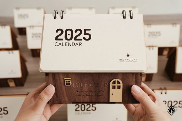 Lịch gỗ ngôi nhà Walnut - Truyền tải ý nghĩa qua lời chúc in UV