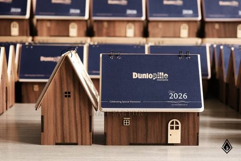 Lịch gỗ ngôi nhà Walnut | In 2 mặt, 13 tờ lịch 13 thiết kế