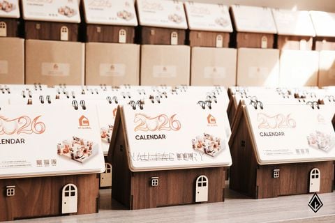 Lịch gỗ ngôi nhà Walnut | Thiết kế riêng cho năm mới