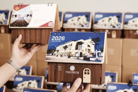 Lịch gỗ ngôi nhà Walnut | Logo xuất hiện ở nhiều vị trí