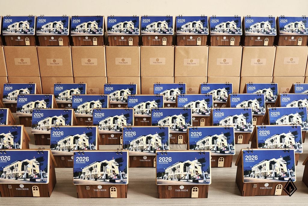 Lịch gỗ ngôi nhà Walnut | Logo xuất hiện ở nhiều vị trí