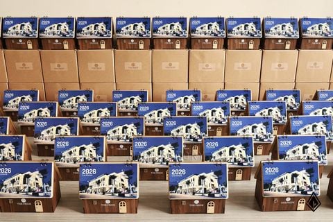 Lịch gỗ ngôi nhà Walnut | Logo xuất hiện ở nhiều vị trí